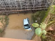 Motorista de 71 anos escapa ileso após carro cair de ponte em obras na MG-170