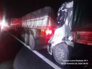 Motorista de caminhão morre em colisão com carreta na Carvalho Pinto, em Caçapava