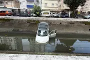 Motorista perde controle em manobra e carro cai em canal na Avenida Washington Luís, em Santos