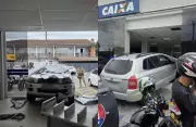 Motorista perde controle, invade agência bancária e fere clientes com estilhaços em Joinville