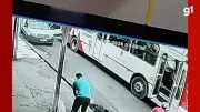 Motorista perde dedo ao abrir porta de carro e ser atingido por ônibus em Manaus