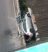 Motorista se fere após carro despencar de elevado de 15 metros em Volta Redonda
