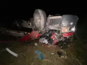 Motorista sobrevive milagrosamente após carreta capotar em barranco na BR-116, em Divino