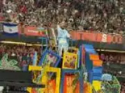 Mulambö pinta tela ao vivo no desfile da Vila Isabel em homenagem a Heitor dos Prazeres