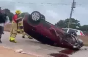 Mulher capota carro após colisão em mureta na rodovia Duca Serra, em Macapá