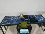 Mulher é presa após PM apreender drogas, armas e coletes balísticos em Montes Claros