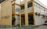 Mulher é presa em Itaperuna por decepar dedos da mãe; polícia investiga insanidade mental