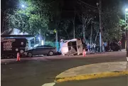Mulher é presa por embriaguez após colidir com carros estacionados e tombar veículo em Campo Grande