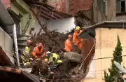 Mulher é resgatada com vida após soterramento em Juiz de Fora durante temporal