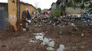 Muro de cooperativa de reciclagem desaba em Ribeirão Preto e lixo invade casas durante temporal