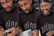 Neymar ganha R$ 100 de aniversário e reação viraliza nas redes sociais