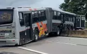 Ônibus bate em barreira e invade contramão em rodovia de Cabreúva, ferindo motociclista