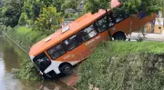 Ônibus cai em rio após motorista perder controle em Petrópolis na madrugada