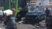 Ônibus e carro colidem em Teresina, deixam ferido e derramam combustível