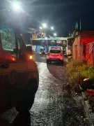 Ônibus invade residência após falha nos freios em Pará de Minas; três socorridos