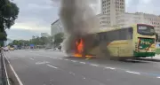 Ônibus pega fogo na Avenida Presidente Vargas, no Centro do Rio