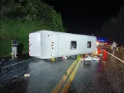 Ônibus tomba na BR-277 no Paraná: uma morte e 21 feridos em acidente grave