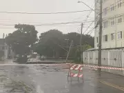Nova cratera engole poste de energia em São José dos Campos; vídeo flagra momento