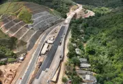 Obras na Serra das Araras interditam pista de subida para detonações de rochas em Paracambi