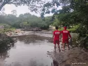 Oito pessoas são resgatadas após ficarem ilhadas por tromba d'água no Rio Mosquito em Minas Gerais