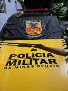 Passageiro de ônibus é preso com rifle e munições em abordagem da PM na BR-135