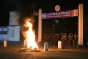 Policiais argentinos queimam pneus em protesto por salários dignos e saúde mental