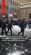 Policiais de Nova York são atacados com bolas de neve ao conter desordem em parque