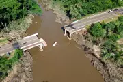 Ponte desaba com carreta sobrecarregada em Rio Negro (MS); ninguém se feriu