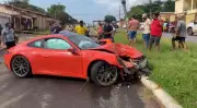 Porsche de R$ 700 mil colide com poste e deixa dois feridos em Araguaína