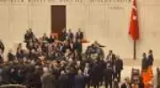 Posse de ministro de Erdogan termina em pancadaria no Parlamento turco