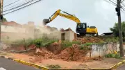 Prefeitura de Prudente demole casarão histórico usado como ponto de tráfico na Vila Marcondes