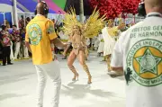 Rainha da Mocidade desfila como Afrodite e nega rumor sobre presidência da escola