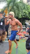 Rapper Xamã brilha com visual platinado e agita Carnaval de BH no bloco do Malvadão