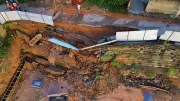 Rompimento de tubulação da Copasa causa deslizamento de talude em Timóteo após chuva