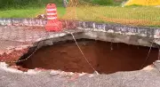 Rompimento de Tubulação de Águas Pluviais Abre Cratera em Avenida de Taubaté