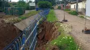 Rua cede após erosão em galeria a céu aberto em Teresina, alertam moradores