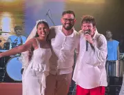 Saulo emociona recém-casados com homenagem especial durante show em Aracaju