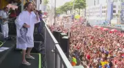 Saulo Fernandes homenageia jornalista Wanda Chase com roupa especial no carnaval de Salvador