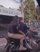 Servidores de trânsito flagrados sem capacete em moto sem placa em Belém