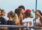 Shawn Mendes e Bruna Marquezine trocam beijos no trio de Ivete Sangalo no Carnaval de Salvador