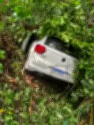 Suspeito joga carro roubado contra policial ao furar barreira em Roraima