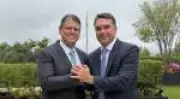 Tarcísio chama Flávio Bolsonaro de 'futuro presidente' em gesto político em São Paulo