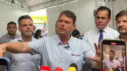 Tarcísio de Freitas confirma encontro com Flávio Bolsonaro para discutir campanha presidencial de 2026