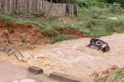 Temporal no Leste de Minas causa alagamentos, crateras e arrasta carros em três cidades