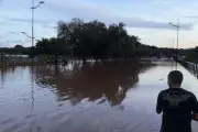 Temporal transforma ruas em rios e paralisa Campo Grande com alagamentos e ventania