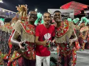 Trio de jovens enfrenta rotina intensa tocando em múltiplas escolas de samba em SP