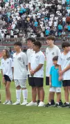 Unimed Bauru realiza sonho de adolescente com câncer ao levá-lo para entrar em campo com o Santos