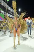Vanessa Rangeli estreia como rainha de bateria da Niterói com fantasia cavada e luzes