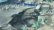Vídeo viral mostra cratera gigante engolindo rua durante obra de metrô em Xangai