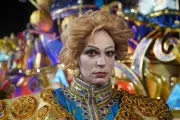 Vitor diCastro interpreta Walter Mercado no desfile da Rosas de Ouro em São Paulo